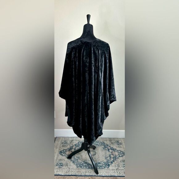 Saks Fifth Avenue Made in Italy Black Velvet with Wool Lining Wrap One Size - Picture 4 of 9